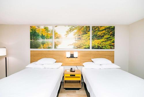 Postel nebo postele na pokoji v ubytování Days Inn by Wyndham Cincinnati East