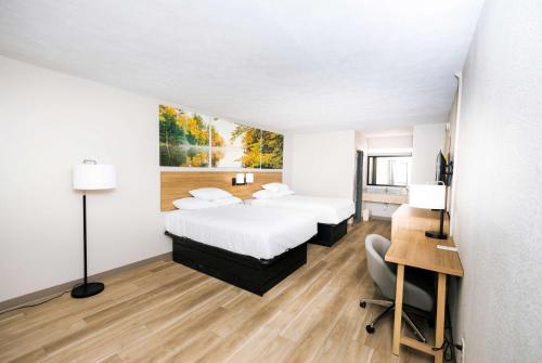Postel nebo postele na pokoji v ubytování Days Inn by Wyndham Cincinnati East