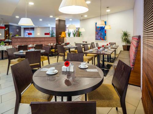 jadalnia ze stołami i krzesłami w restauracji w obiekcie Hotel Mercure Graz City w Grazu
