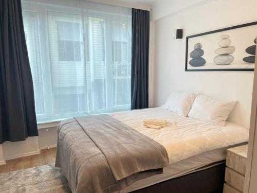 a bedroom with a large bed with a window at Bebek Parkına Bakan Daire in Istanbul