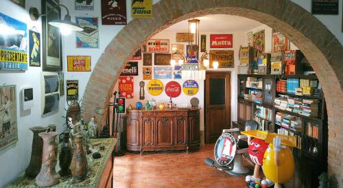 a shop with an archway in a store at Locanda le Mandriane in Orbetello