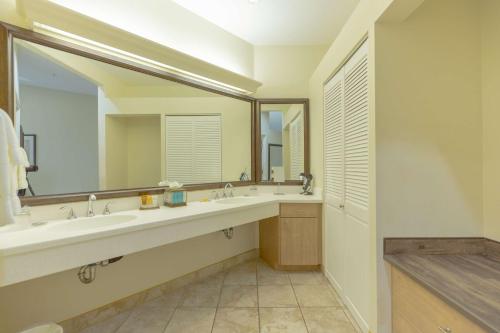 baño con 2 lavabos y espejo grande en Best Western Lodge at River's Edge en Orofino