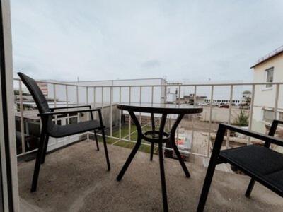 einen Tisch und Stühle auf einem Balkon mit Aussicht in der Unterkunft Welcome Haus Allgäu in Memmingen