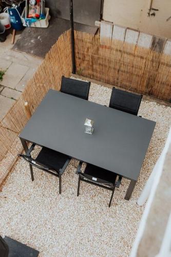 an overhead view of a table and four chairs at Welcome Haus Allgäu in Memmingen