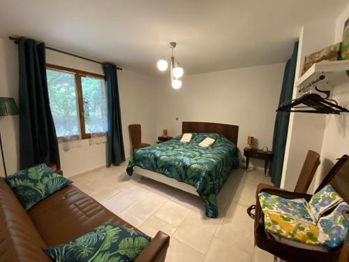 Jaujac的住宿－NOUVEAU Villa Olga，一间卧室配有一张床和一张沙发