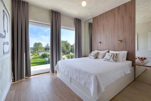 Säng eller sängar i ett rum på Villa Nebesi with pool and jacuzzi