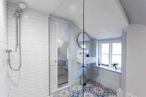 een badkamer met een douche en een wastafel bij Wisteria Cottage in Urchfont
