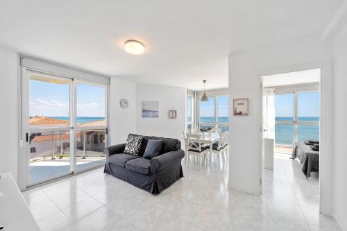 sala de estar con vistas al océano en Hauzify I Apartament Blue Riviera, en Miami Platja