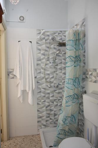 巴勒摩的住宿－Zisas，带淋浴、卫生间和毛巾的浴室
