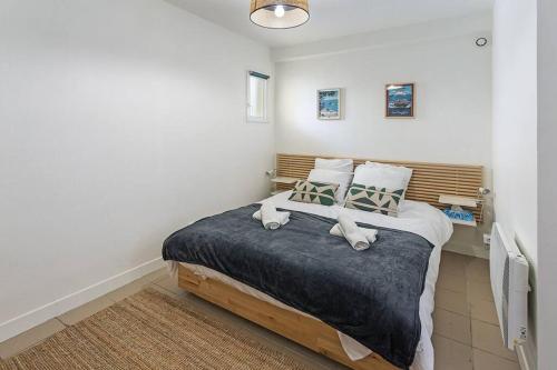 a bedroom with a bed with two stuffed animals on it at Appartement Face Mer in Saint-Brevin-les-Pins