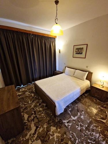 Un dormitorio con una cama grande en una habitación. en Alexandra Studio 8, en Lefkimmi