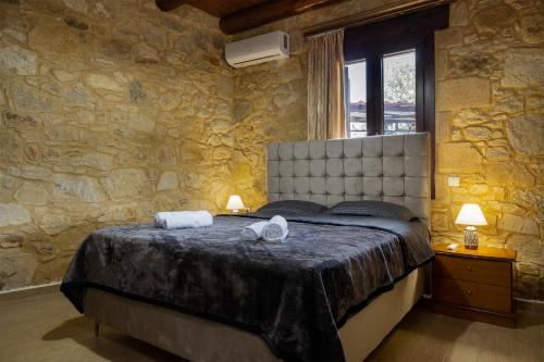 una camera da letto con un grande letto con asciugamani di Villa dimitris a Kíssamos