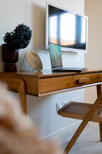 a desk with a laptop on top of it at Villas les Capucines in Sète