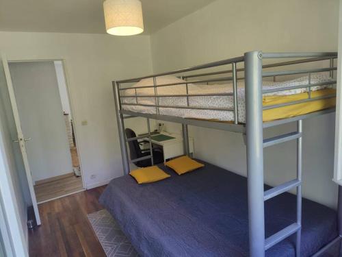 a bedroom with two bunk beds in a room at Maison à Poitiers - Futuroscope in Poitiers