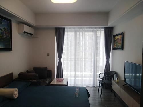 1 dormitorio con cama, sofá y TV en Apartments in Star Bay with sea view, en Sihanoukville