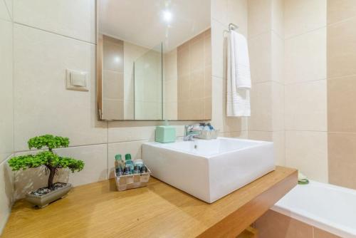 W łazience znajduje się biała umywalka i lustro. w obiekcie Luxury Maisonette near the Beach w mieście Gázion