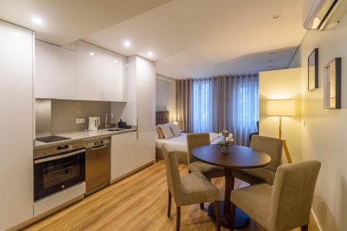 uma cozinha e uma sala de estar com uma mesa num quarto em Braga Center Apartments - Dom Pedro V em Braga