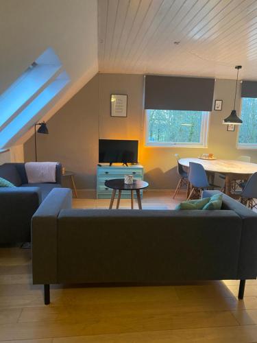 sala de estar con sofá y mesa en Stilbjerg, en Varde