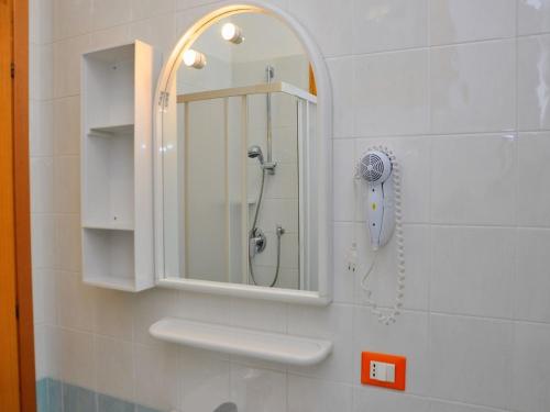 ein Bad mit einem Spiegel und einer Dusche in der Unterkunft Spacious and bright flat near the beach - Beahost in Bibione