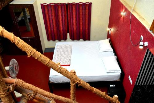 a small room with a bed and a net at Paradise Quest Nature Farmhouse in Kālapettai