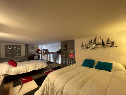 um quarto com 2 camas em L'Ancre Rouge Deauville em Deauville