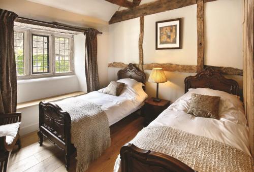 - une chambre avec 2 lits et une fenêtre dans l'établissement The Gates, à Castle Combe