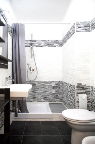 a bathroom with a tub and a sink and a toilet at Maremè Guest House Ostia in Lido di Ostia