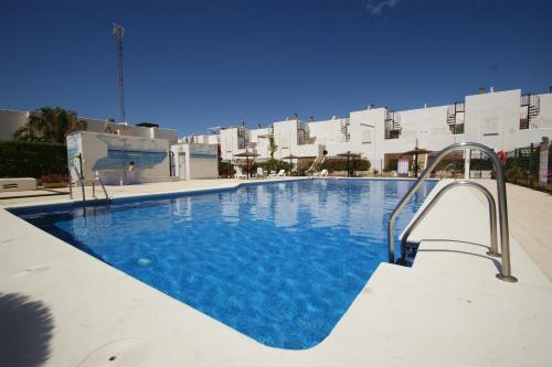 Bazén v ubytovaní Casa a 400m de playa, 3 habitaciones, 2 baños y jardín alebo v jeho blízkosti