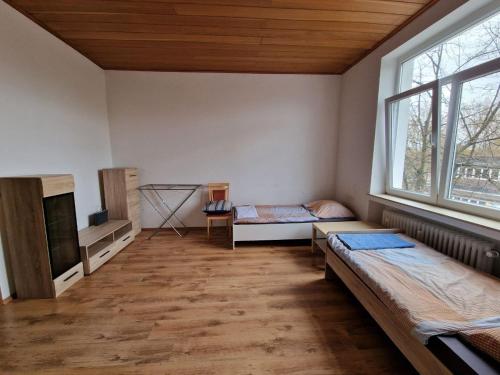 Giường trong phòng chung tại K&K Unterkunft GbR, Wohunung 3