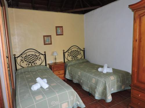2 aparte bedden in een kamer met bij Casas Rurales Casitas Armary, en San Isidro, Breña Alta in Breña Alta