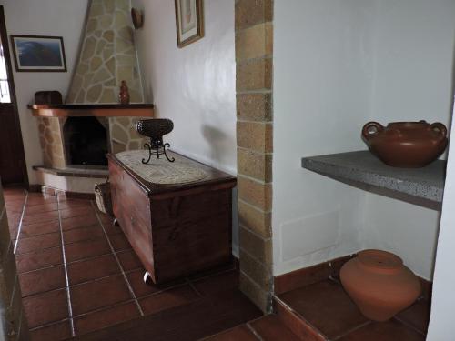 Habitación con chimenea, mesa y jarrón en Casas Rurales Casitas Armary, en San Isidro, Breña Alta en Breña Alta