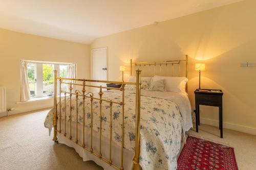um quarto com uma cama e uma janela em Masongill Lodge em Cowan Bridge