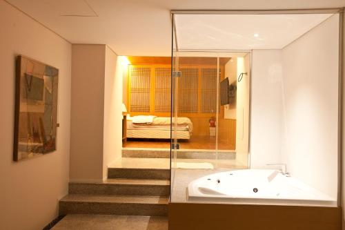 Koupelna v ubytování Yuwon Hotel