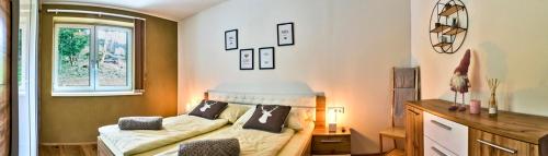 萊肯霍夫的住宿－Relax-Suite Kaminfeuer，一间卧室设有一张床和一个窗口