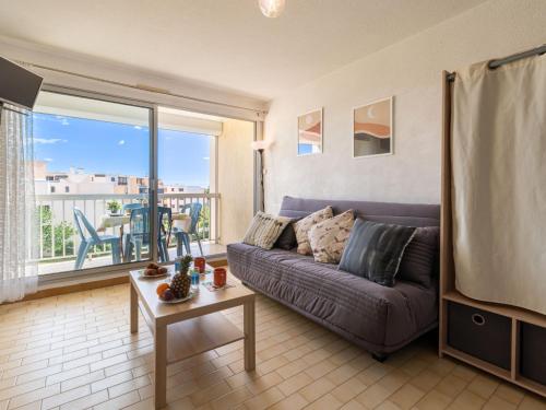 un salon avec un canapé et une table dans l'établissement Studio Los Amigos-6 by Interhome, au Grau-du-Roi