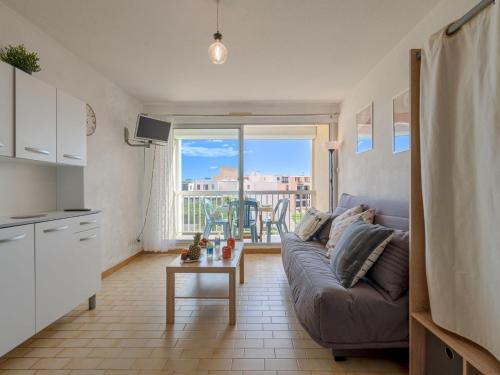 un salon avec un canapé et une table dans l'établissement Studio Los Amigos-6 by Interhome, au Grau-du-Roi