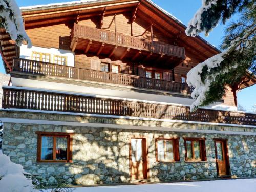 une maison avec un balcon au-dessus dans l'établissement Apartment Marmotte by Interhome, à Sarre