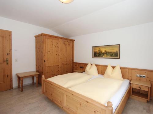 Ένα ή περισσότερα κρεβάτια σε δωμάτιο στο Apartment Monika-2 by Interhome