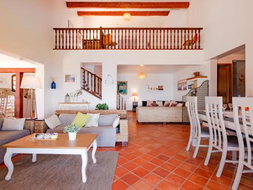 un salon avec une table et des chaises dans l'établissement Holiday Home Ponderosa by Interhome, à Espéro-Pax