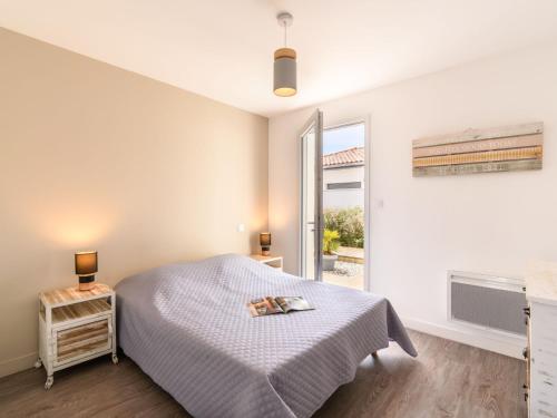 une chambre blanche avec un lit et une fenêtre dans l'établissement Apartment Les Patios de Flore-1 by Interhome, à Mimizan-Plage