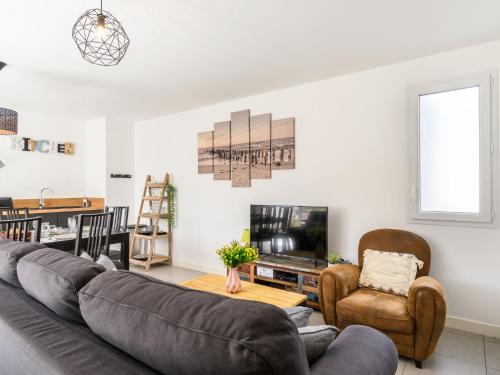 ein Wohnzimmer mit Couch und Tisch in der Unterkunft Apartment Les Patios de Flore-1 by Interhome in Mimizan-Plage