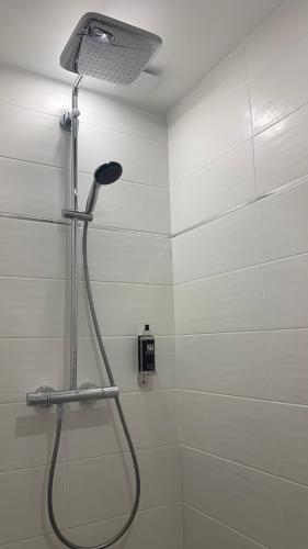 une douche avec pommeau de douche dans une salle de bain dans l'établissement Maison Divon, à Montagne
