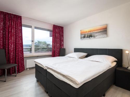 um quarto com uma cama grande e uma janela grande em Apartment A601 by Interhome em Lahnstein