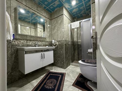Cihangir by Aydin Suite Hotel في إسطنبول: حمام مع مرحاض ومغسلة ودش