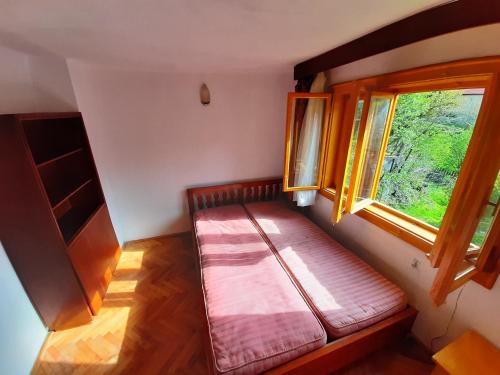 Habitación pequeña con cama y ventana en Welcome to Snad, en Băile Tuşnad