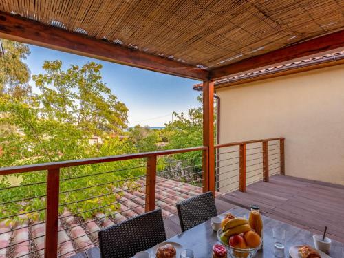 un tavolo con una ciotola di frutta su un balcone di Apartment Residence Marina di Favone- T2- 2-4 pers-3 by Interhome a Conca
