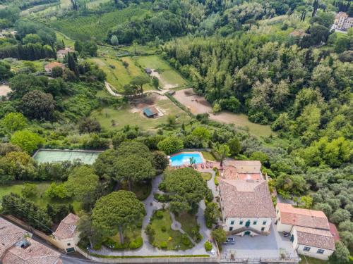 een luchtzicht op een herenhuis met een zwembad en bomen bij Holiday Home Villa La Guardia Vecchia-1 by Interhome in Crespina