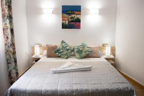 1 dormitorio con 1 cama con 2 toallas en Hotel Agur, en Fuengirola