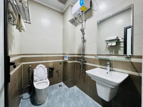 THÀNH HỒNG HOTEL في ها تينه: حمام مع مرحاض ومغسلة