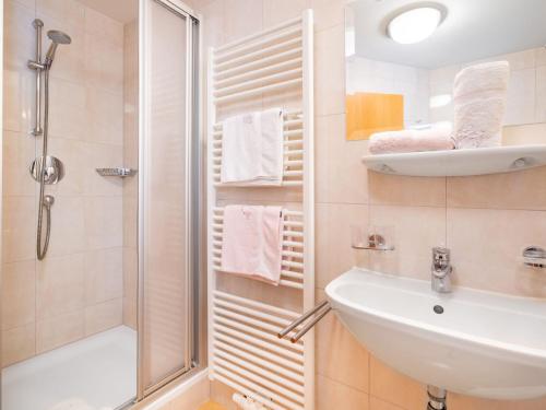 Apartment Rosa-9 by Interhome